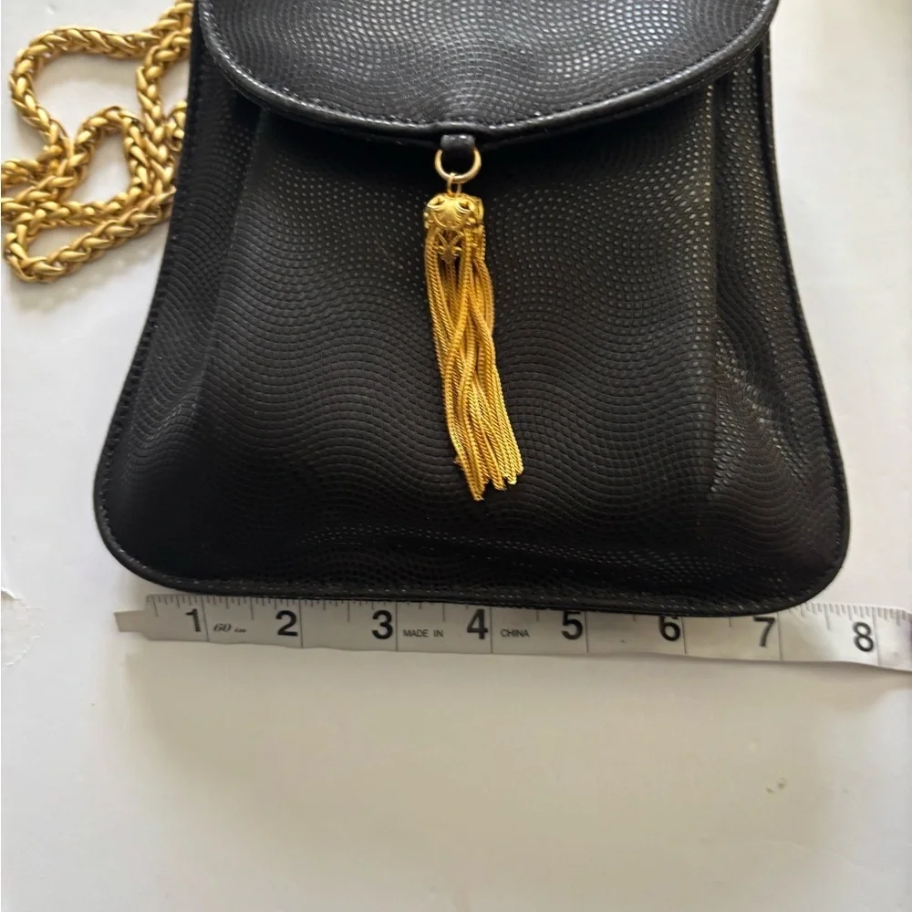 SONDRO ROBERTS BLACK TEXTURED SHOULDER BAG WITH THICK GOLD TONED CHAIN